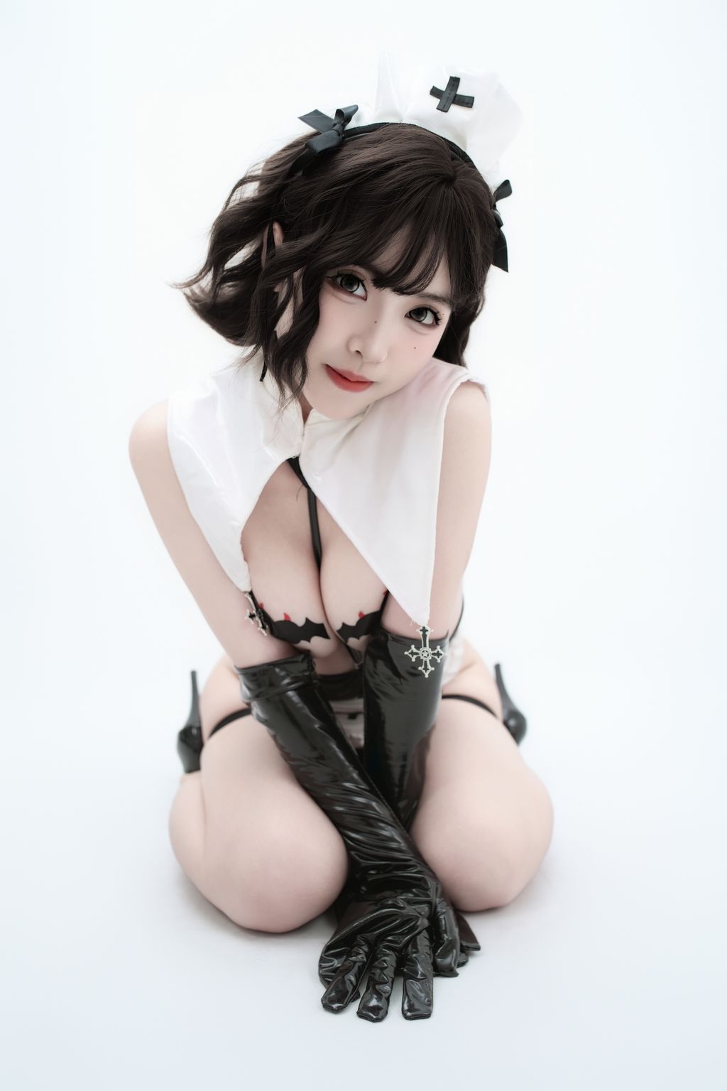CoserBangni邦尼 武装修女 86 photos - 58