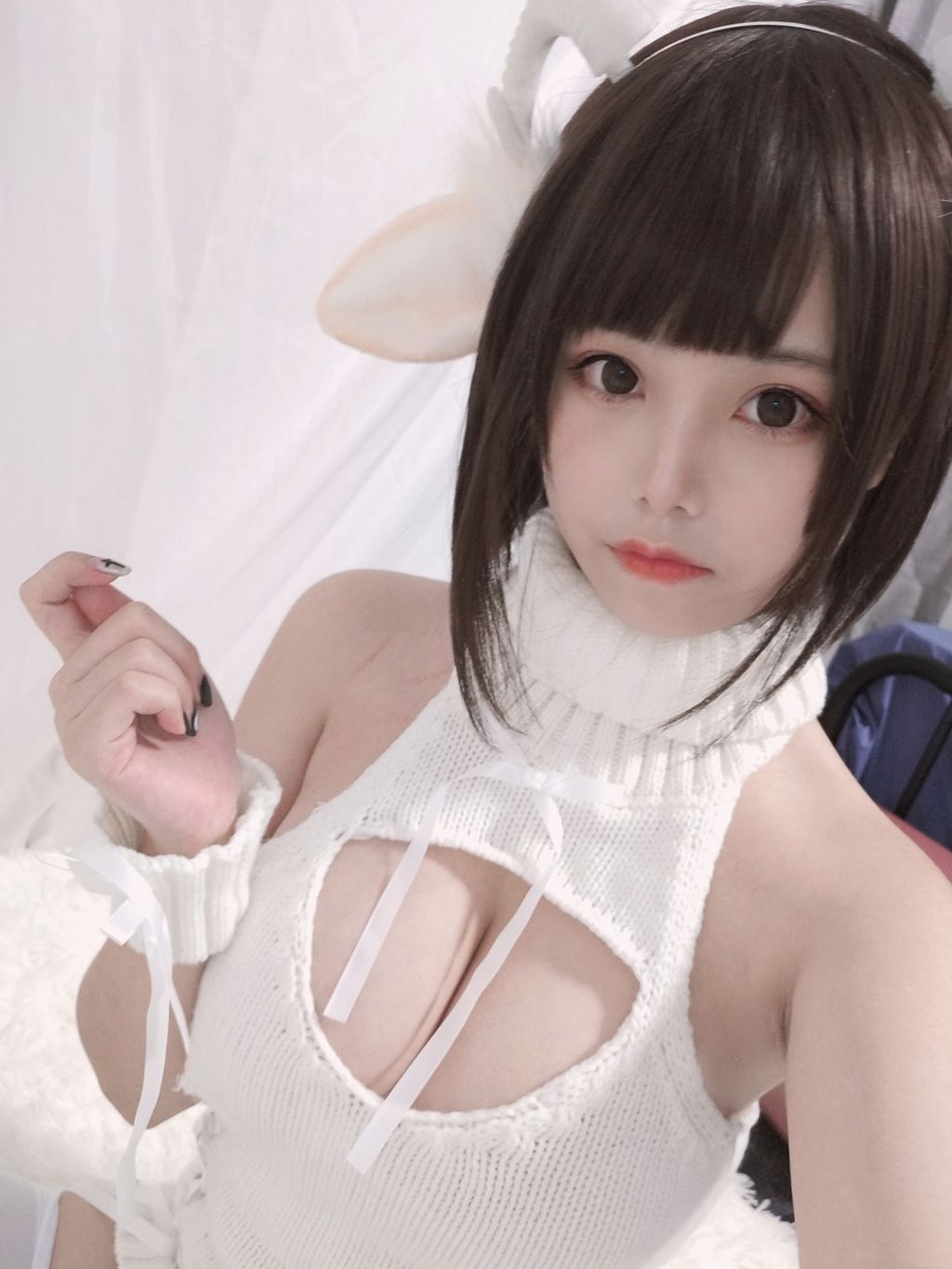 Coser  蜜汁 猫 裘 Vol043 白丝 毛衣 40 photos  3 videos - 2