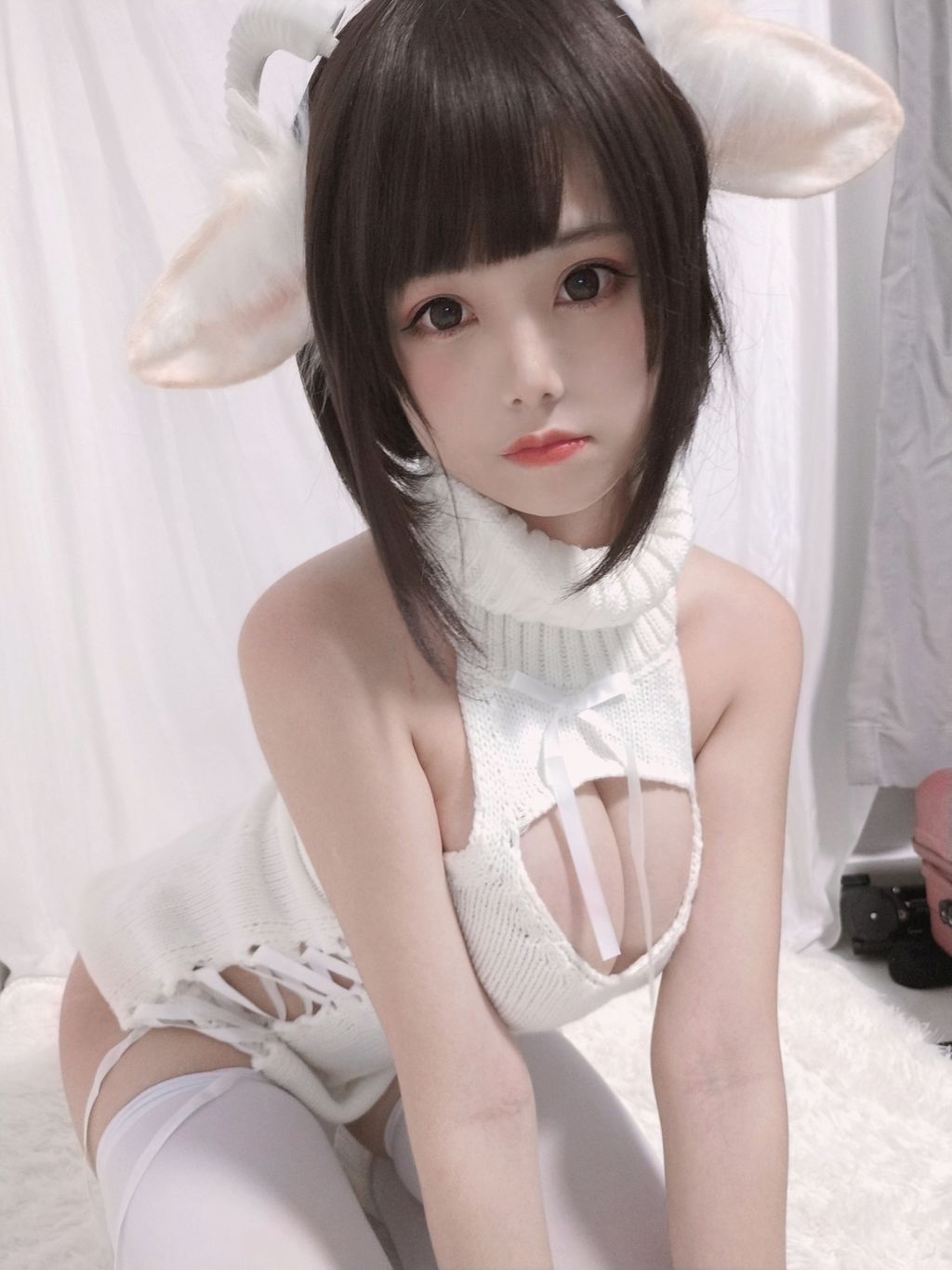 Coser  蜜汁 猫 裘 Vol043 白丝 毛衣 40 photos  3 videos - 3