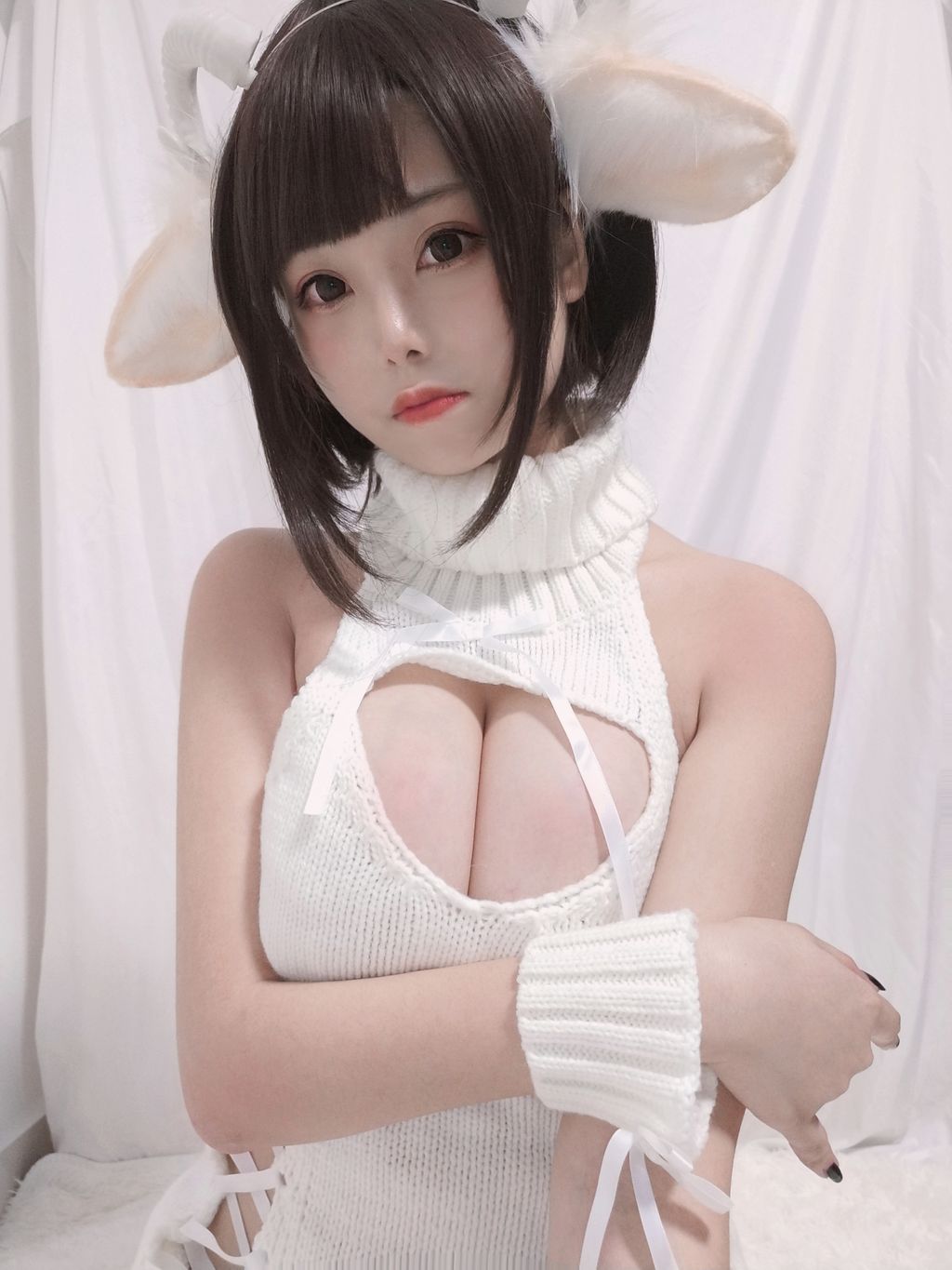 Coser  蜜汁 猫 裘 Vol043 白丝 毛衣 40 photos  3 videos - 4
