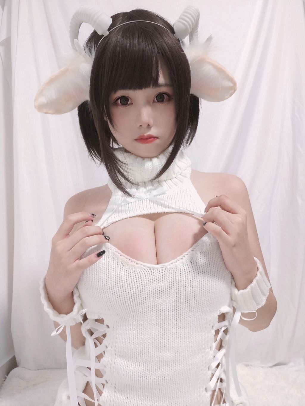Coser  蜜汁 猫 裘 Vol043 白丝 毛衣 40 photos  3 videos - 5
