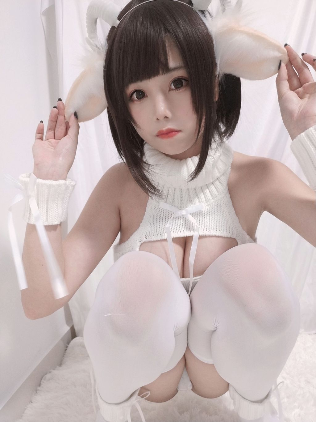 Coser  蜜汁 猫 裘 Vol043 白丝 毛衣 40 photos  3 videos - 6