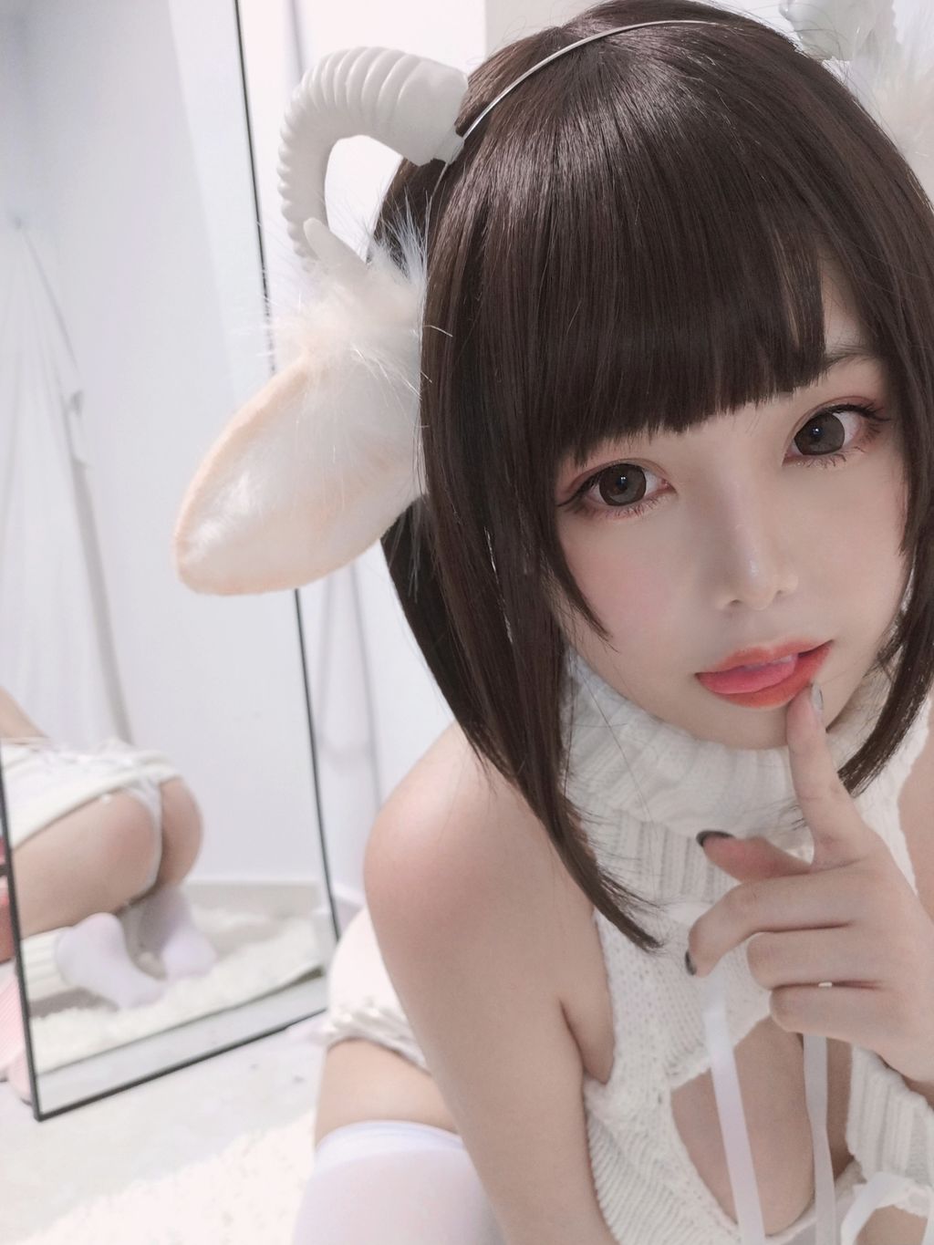 Coser  蜜汁 猫 裘 Vol043 白丝 毛衣 40 photos  3 videos - 16