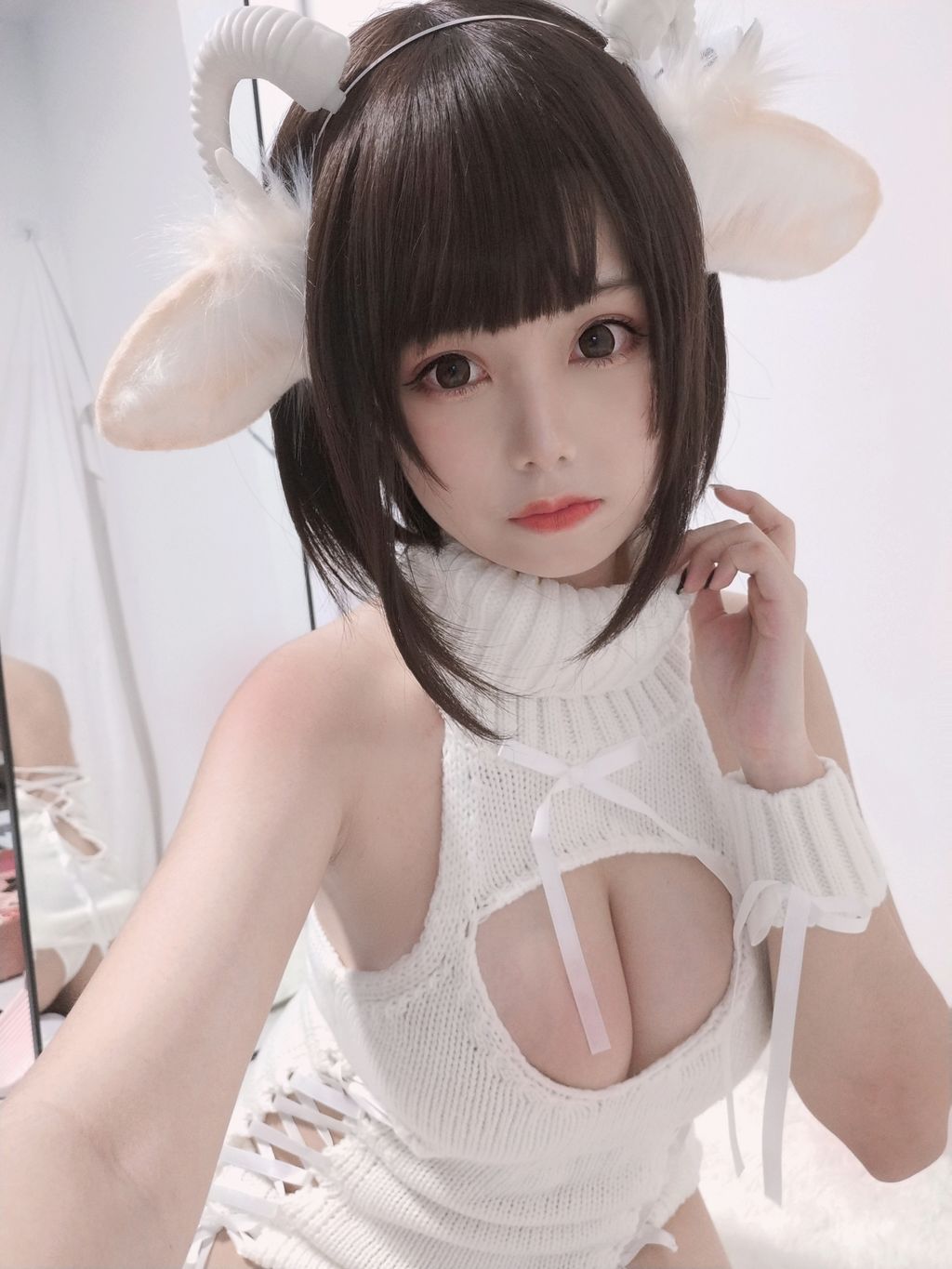 Coser  蜜汁 猫 裘 Vol043 白丝 毛衣 40 photos  3 videos - 17
