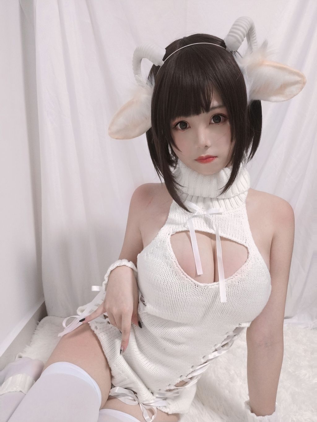 Coser  蜜汁 猫 裘 Vol043 白丝 毛衣 40 photos  3 videos - 18