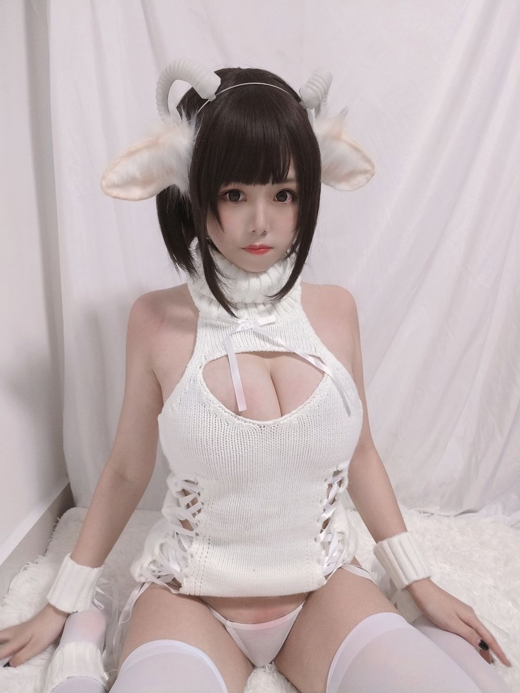 Coser  蜜汁 猫 裘 Vol043 白丝 毛衣 40 photos  3 videos - 20