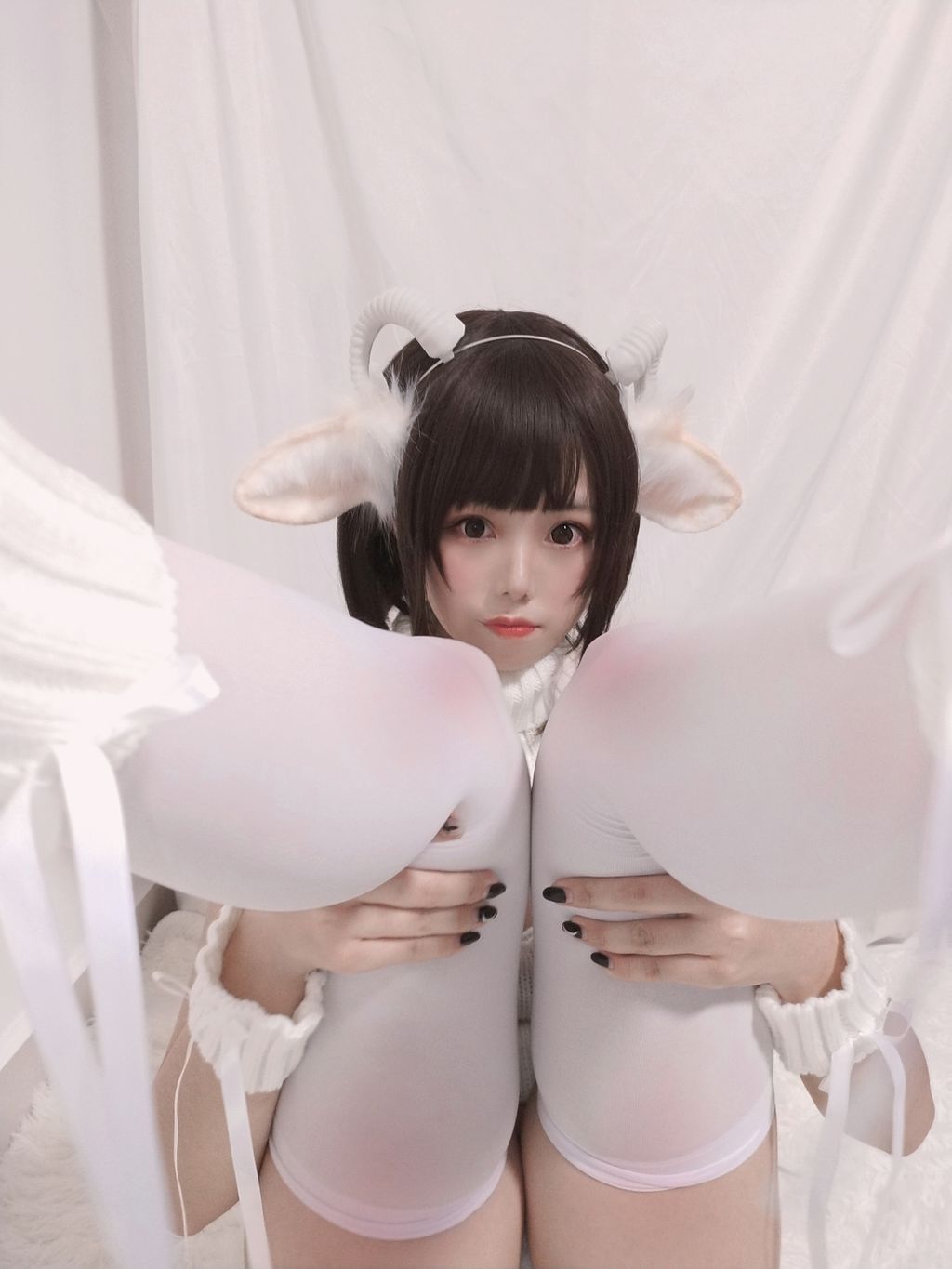 Coser  蜜汁 猫 裘 Vol043 白丝 毛衣 40 photos  3 videos - 21