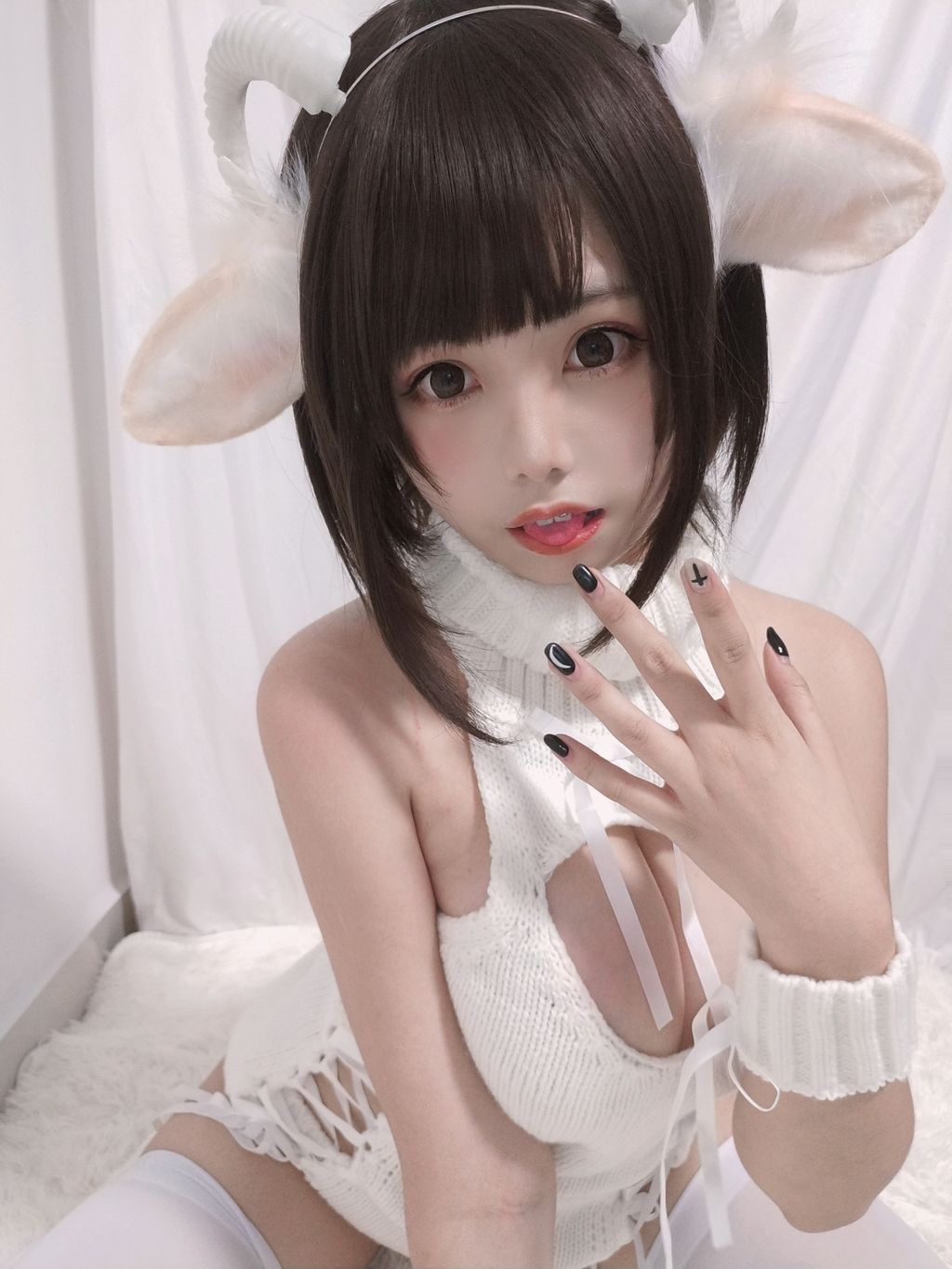 Coser  蜜汁 猫 裘 Vol043 白丝 毛衣 40 photos  3 videos - 25