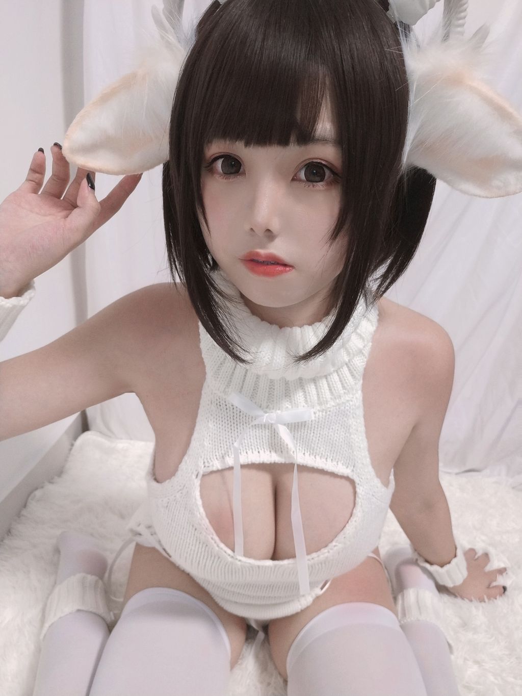 Coser  蜜汁 猫 裘 Vol043 白丝 毛衣 40 photos  3 videos - 30