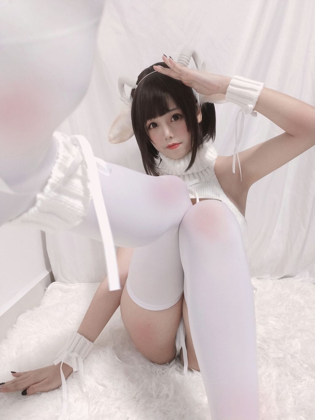 Coser  蜜汁 猫 裘 Vol043 白丝 毛衣 40 photos  3 videos - 32