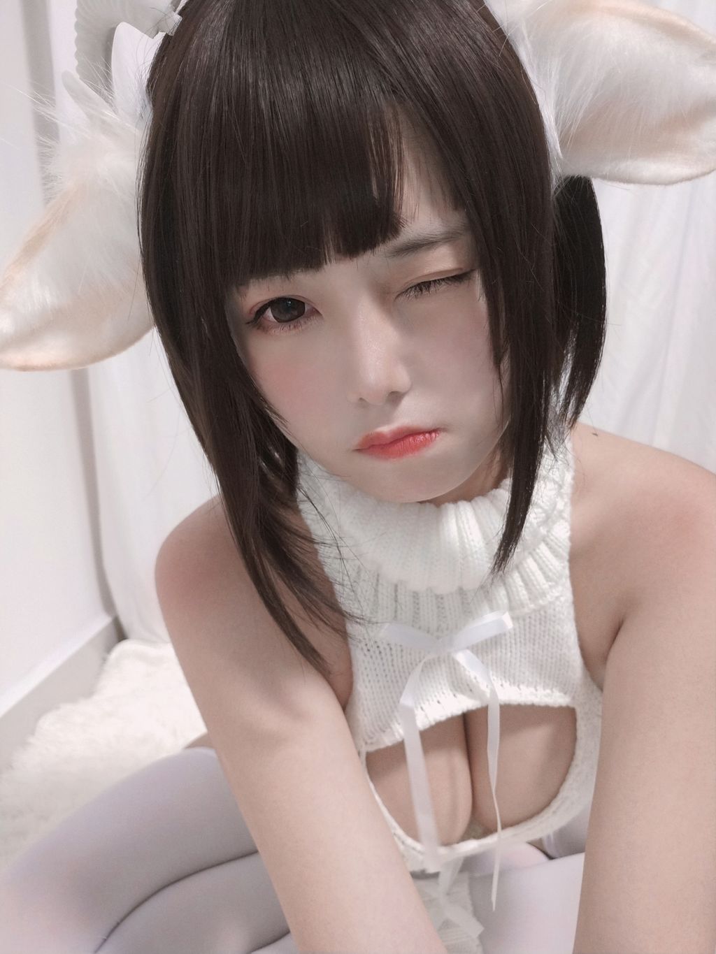 Coser  蜜汁 猫 裘 Vol043 白丝 毛衣 40 photos  3 videos - 33