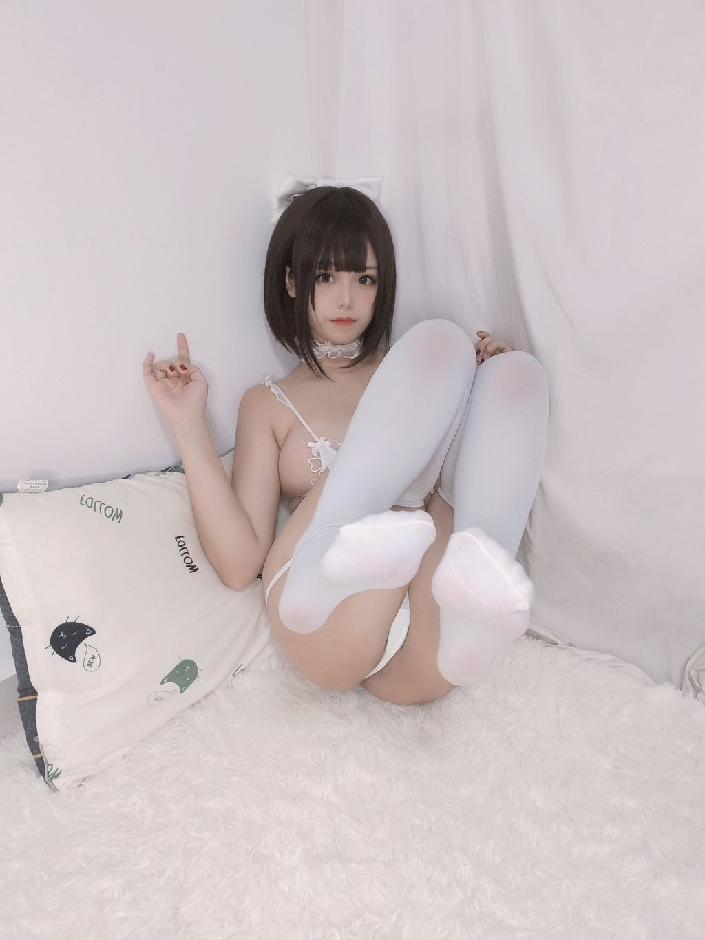 Coser  蜜汁 猫 裘 Vol047 白色 内衣 38 photos - 18