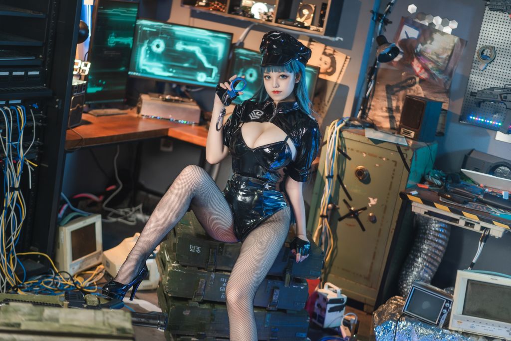Coser  蜜汁 猫 裘 Vol057 女警 2 51 photos - 25