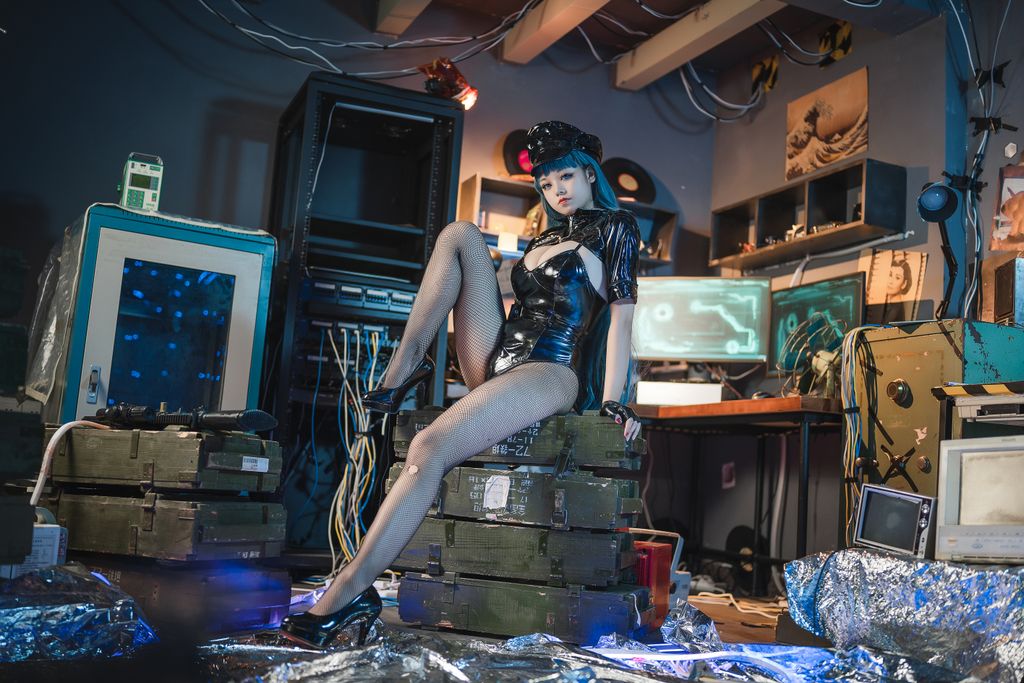 Coser  蜜汁 猫 裘 Vol057 女警 2 51 photos - 45