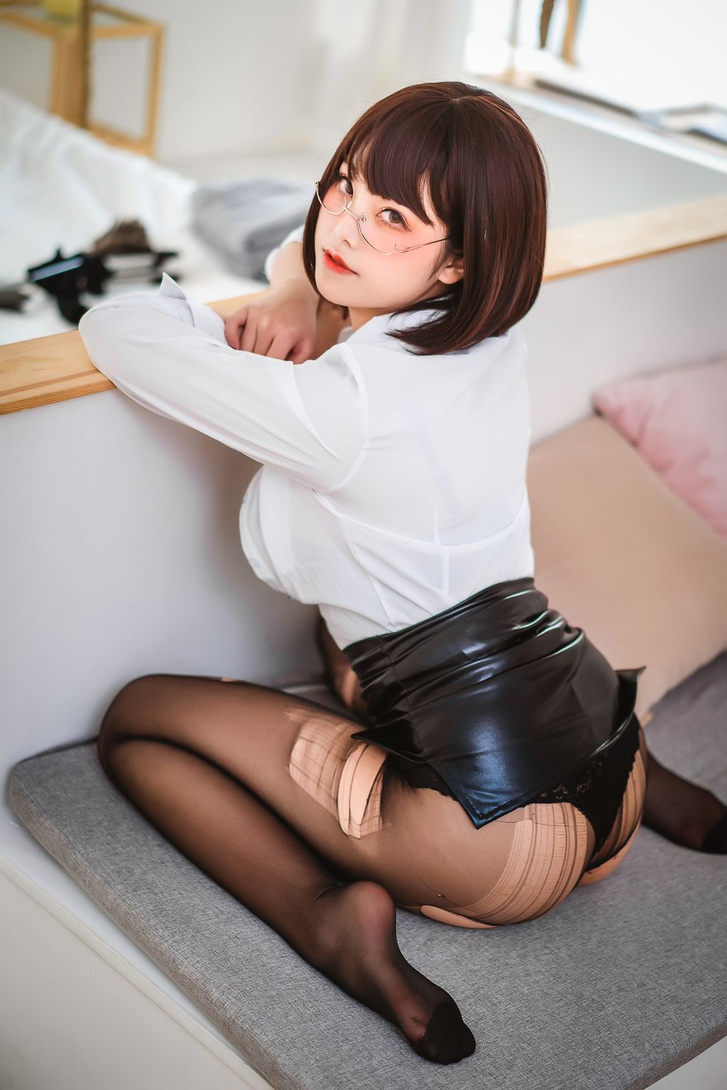 Coser  蜜汁 猫 裘 Vol062 醉 OL 52 photos - 24