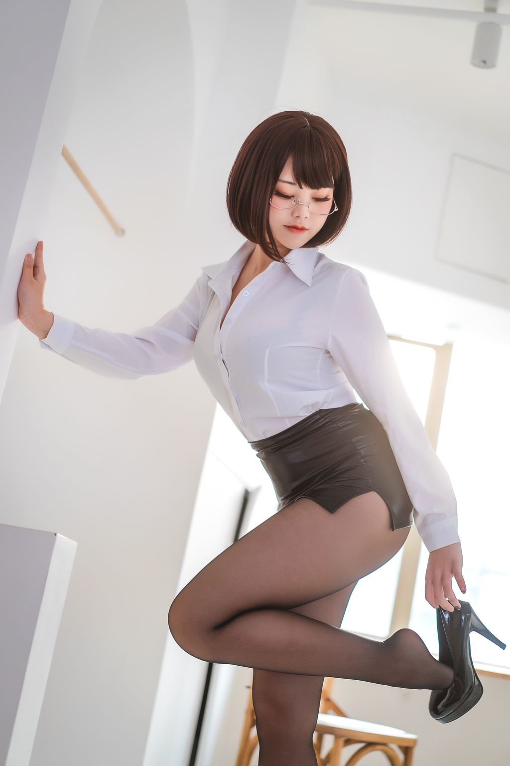 Coser  蜜汁 猫 裘 Vol062 醉 OL 52 photos - 50