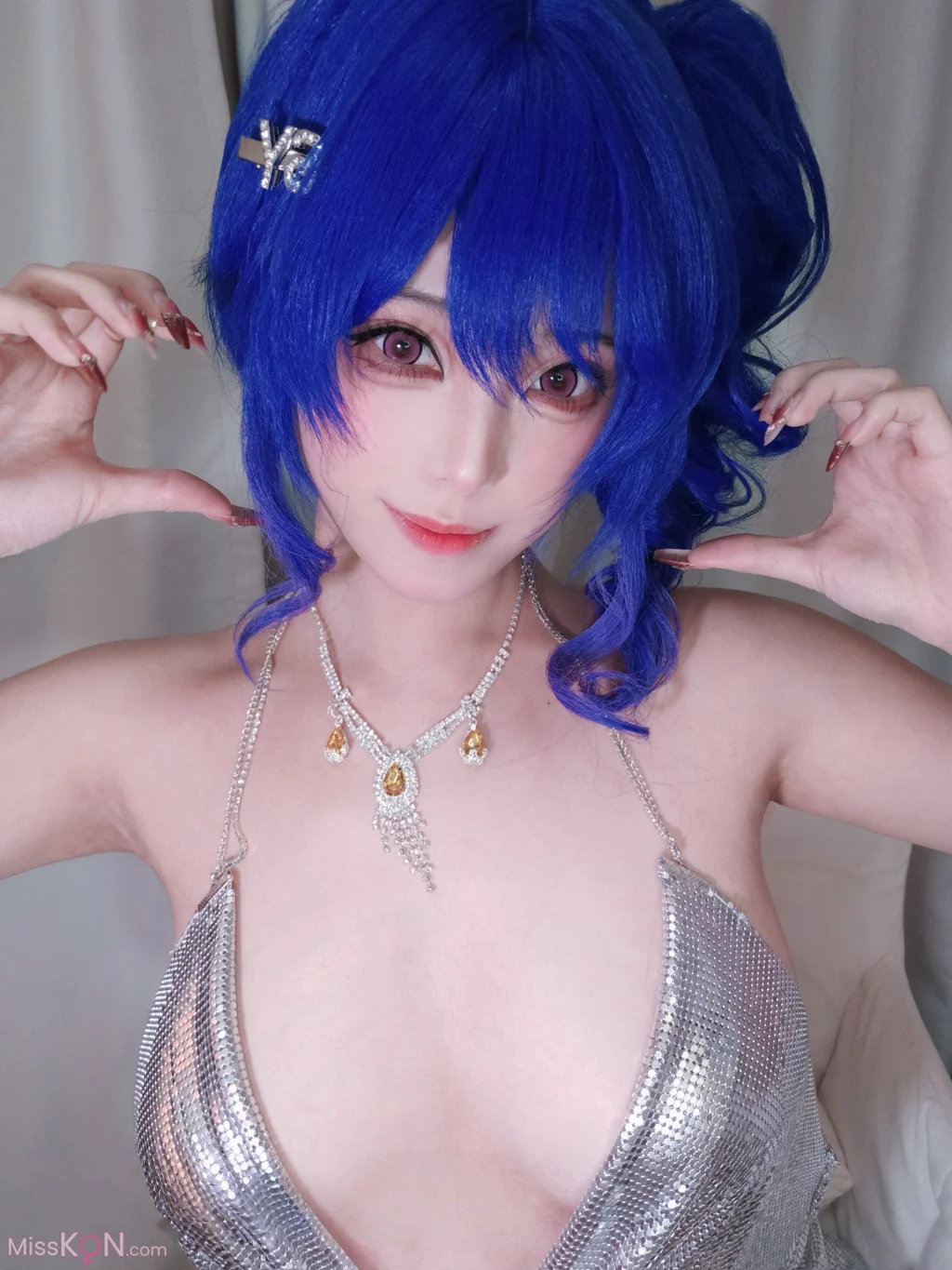 Coser蜜汁猫裘 碧蓝航线 圣路易斯礼服自拍 16 photos  1 video
