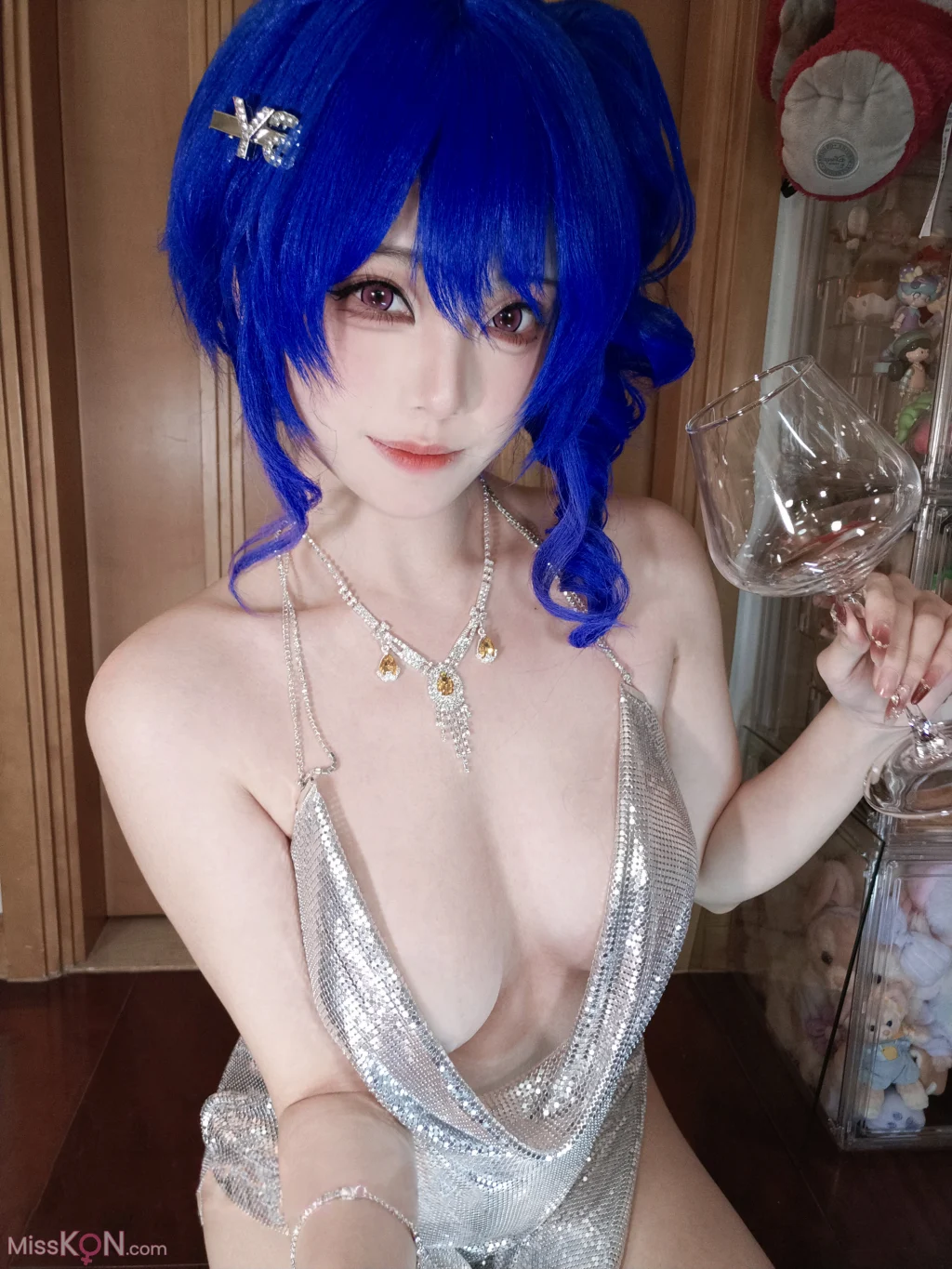 Coser蜜汁猫裘 碧蓝航线 圣路易斯礼服自拍 16 photos  1 video - 13