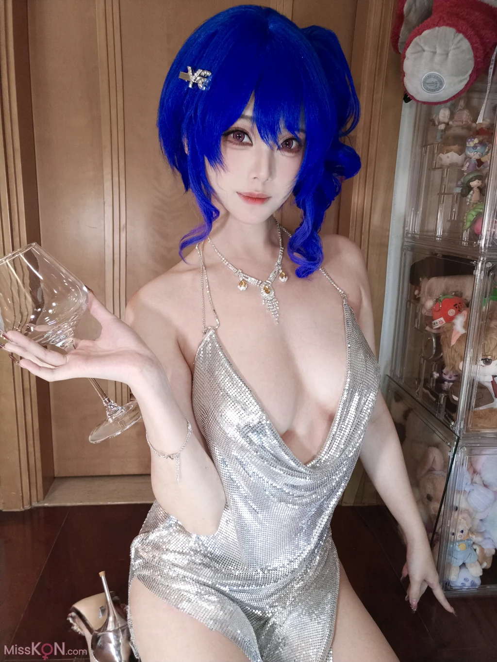 Coser蜜汁猫裘 碧蓝航线 圣路易斯礼服自拍 16 photos  1 video - 14