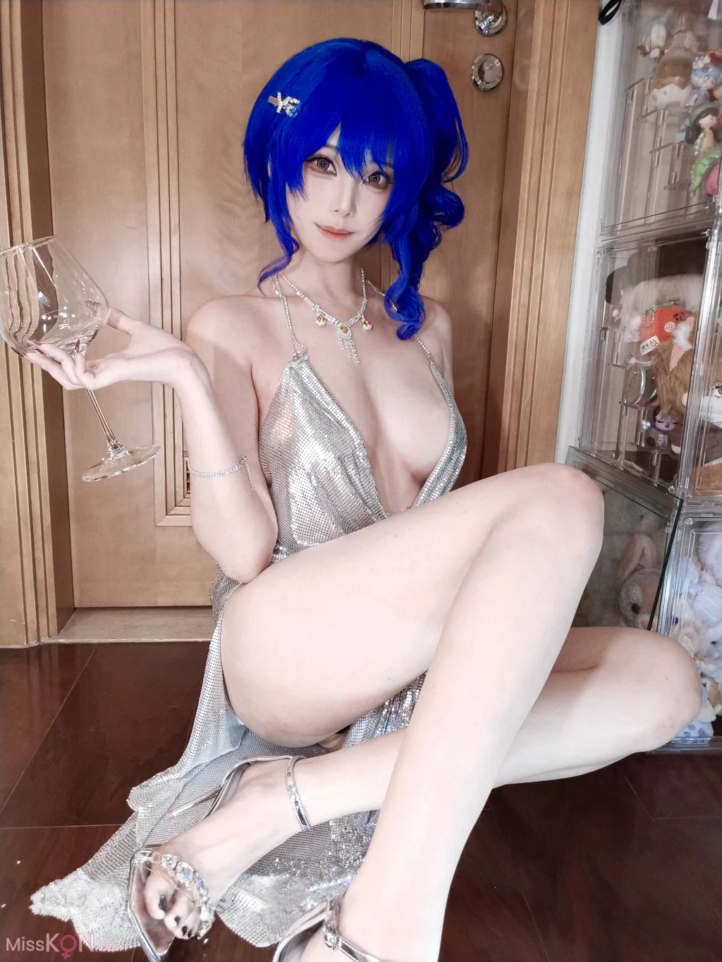 Coser蜜汁猫裘 碧蓝航线 圣路易斯礼服自拍 16 photos  1 video - 15