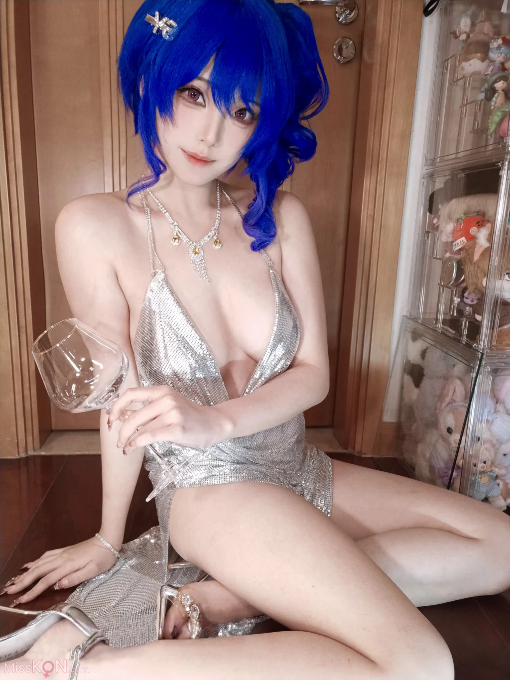 Coser蜜汁猫裘 碧蓝航线 圣路易斯礼服自拍 16 photos  1 video - 16