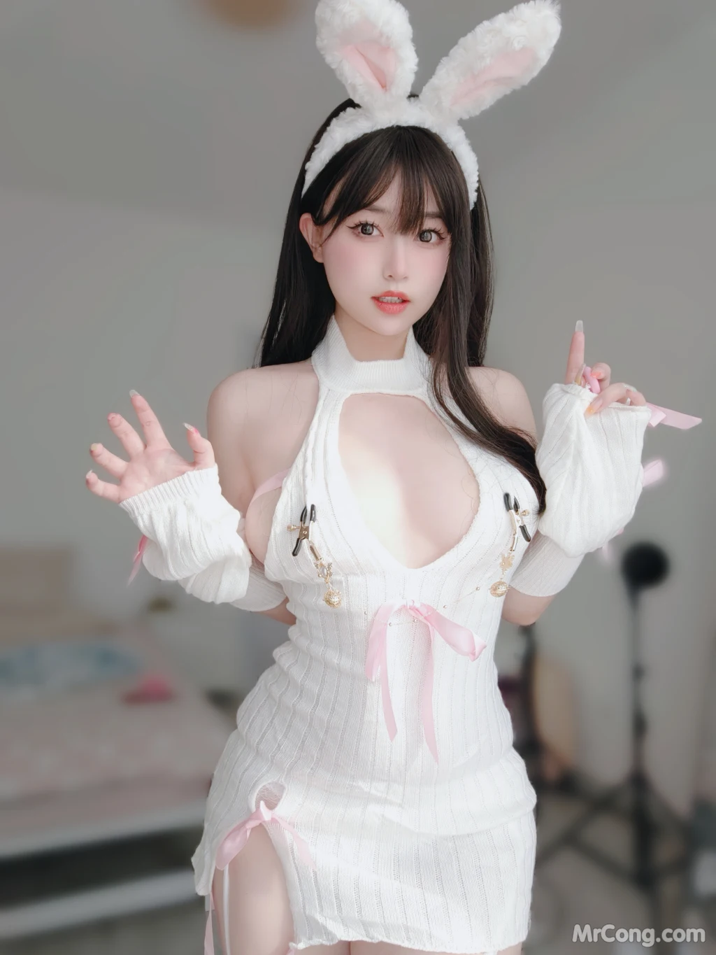Coser女主K 白丝兔女郎 102 photos - 2