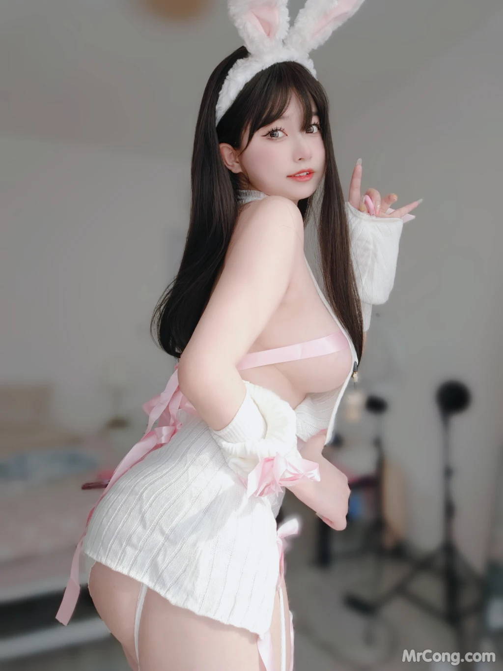Coser女主K 白丝兔女郎 102 photos - 96