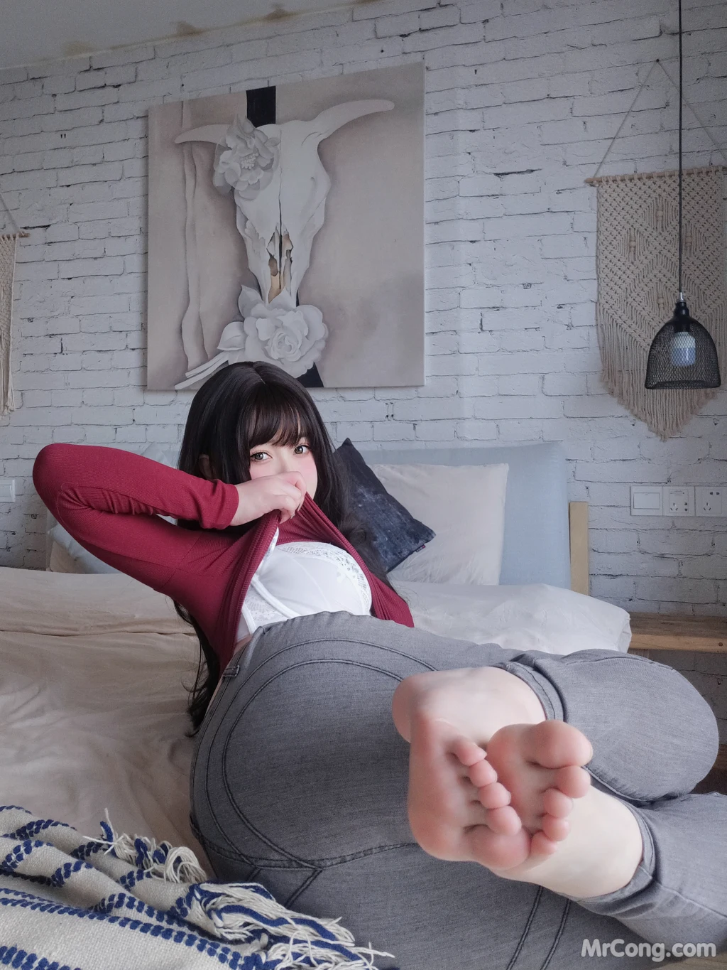 Coser女主K 红色毛衣的丰满妹妹 103 photos - 97