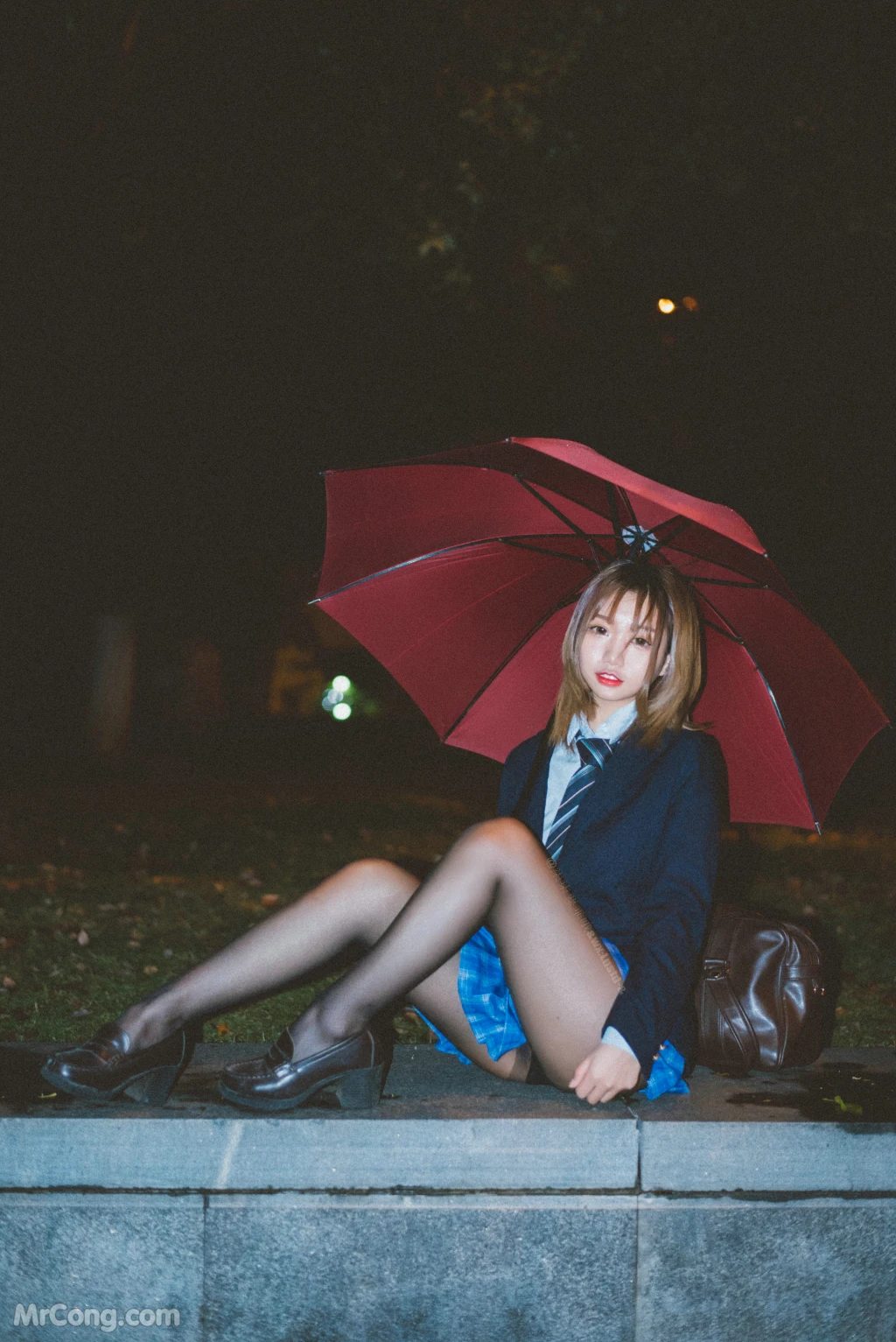 Coser柒柒要乖哦 深夜公园JK 35 photos - 4