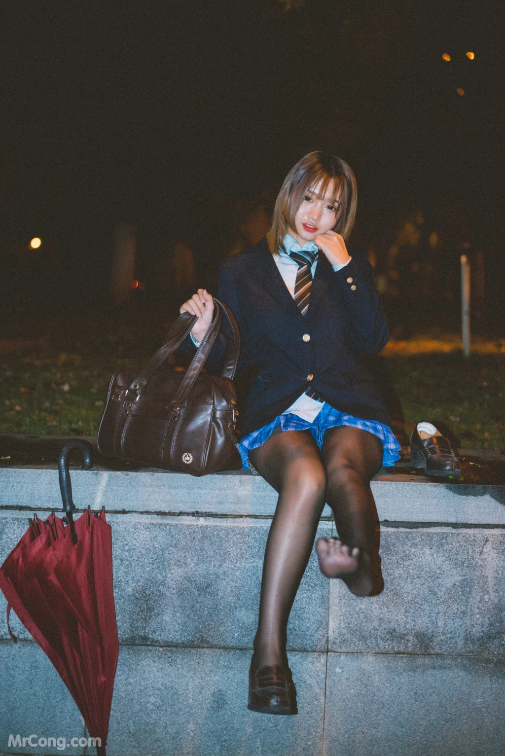 Coser柒柒要乖哦 深夜公园JK 35 photos - 11