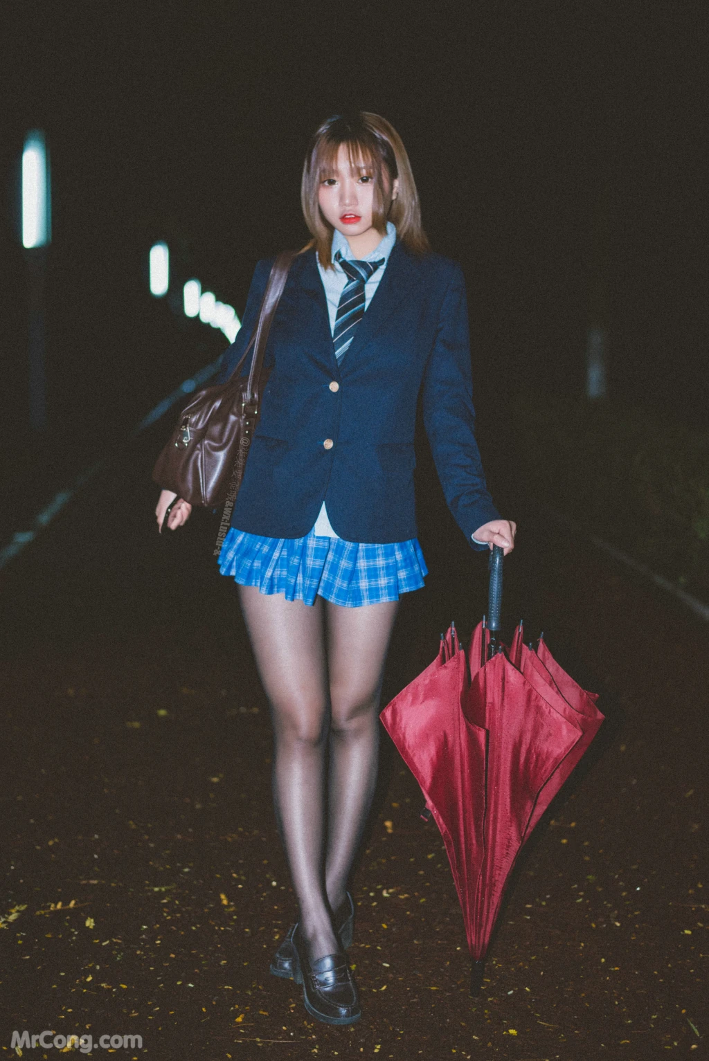 Coser柒柒要乖哦 深夜公园JK 35 photos - 18