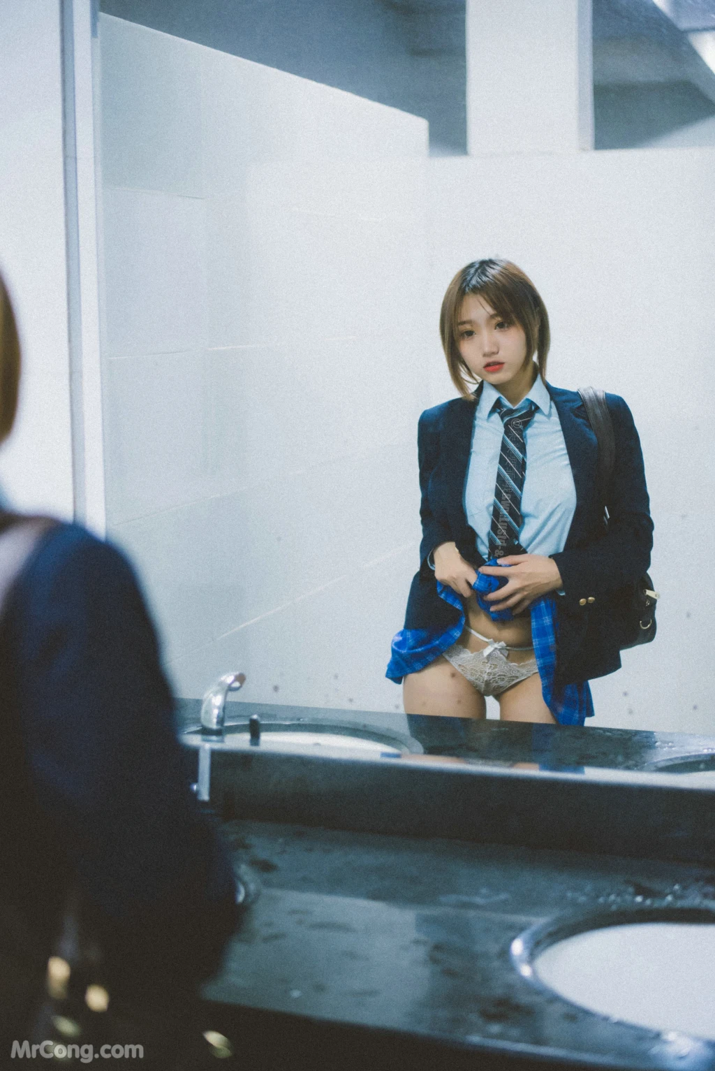 Coser柒柒要乖哦 深夜公园JK 35 photos - 26