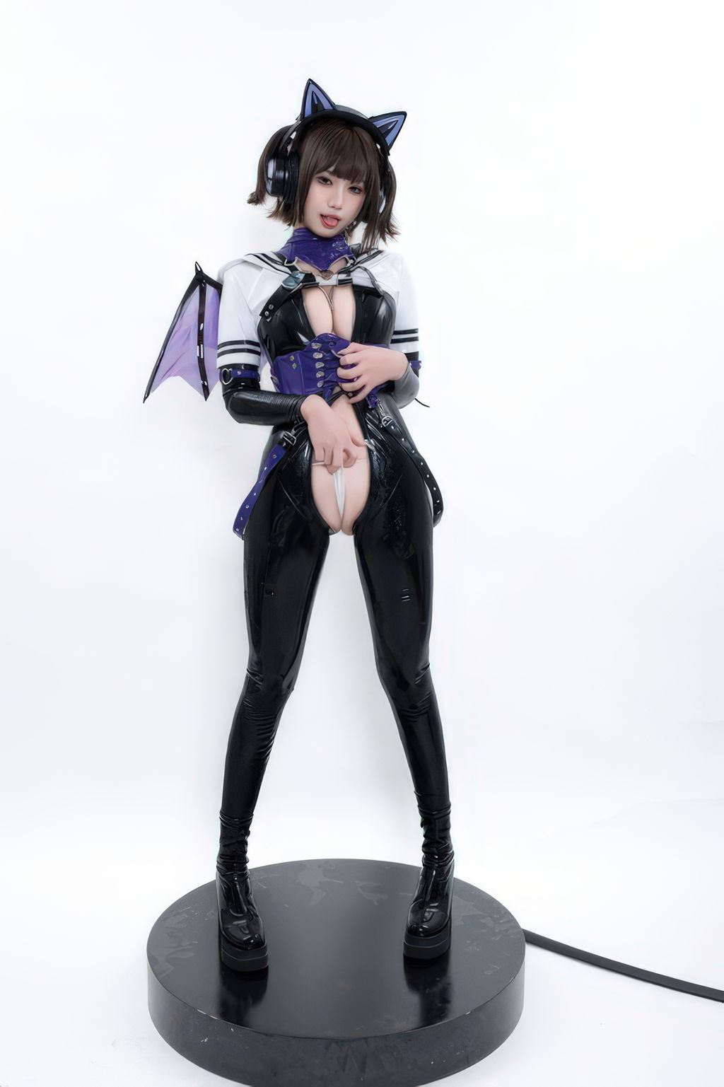 Coser柒柒要乖哦 白棚胶衣 78 photos - 43