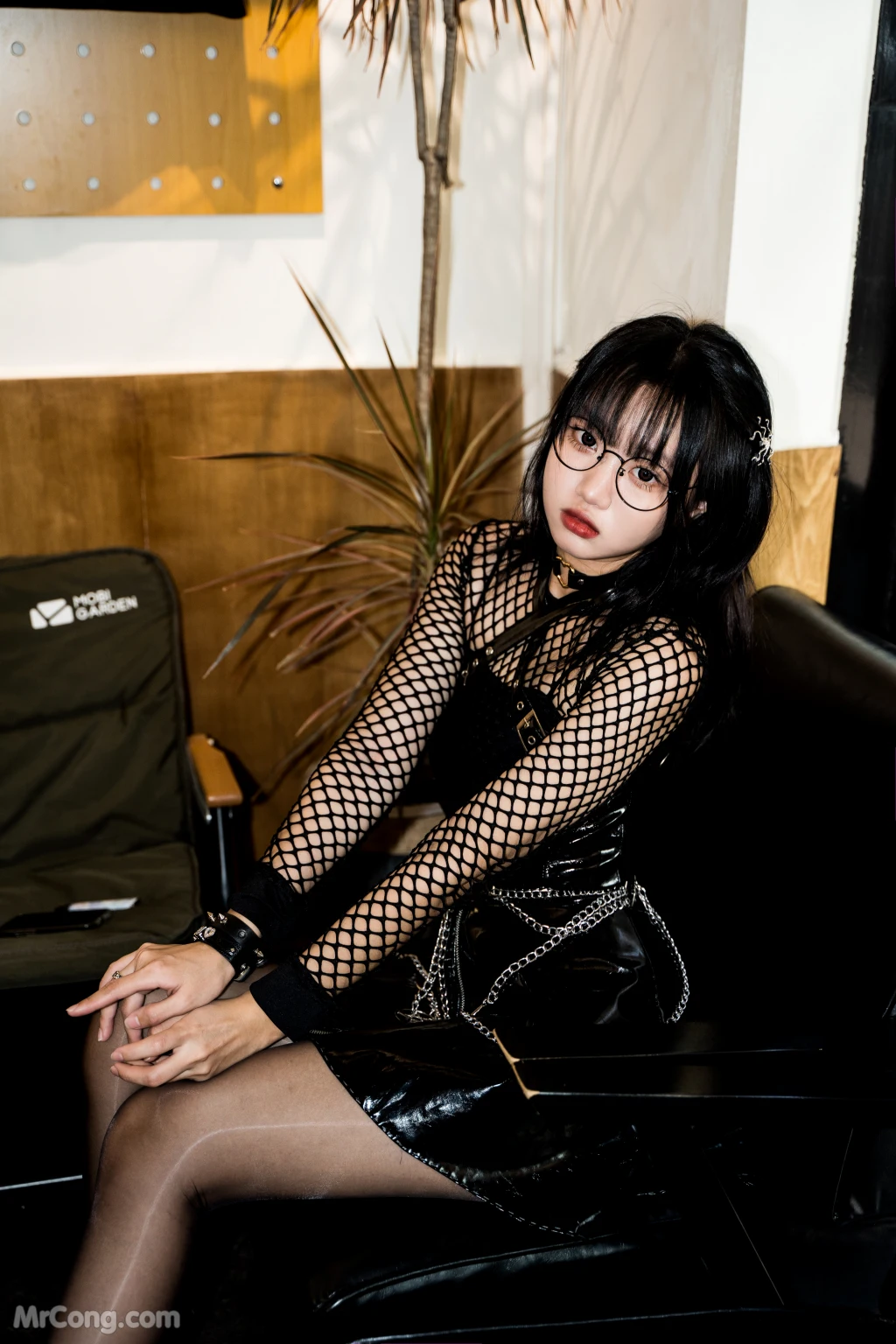Coser柒柒要乖哦 黑皮裙 17 photos - 8