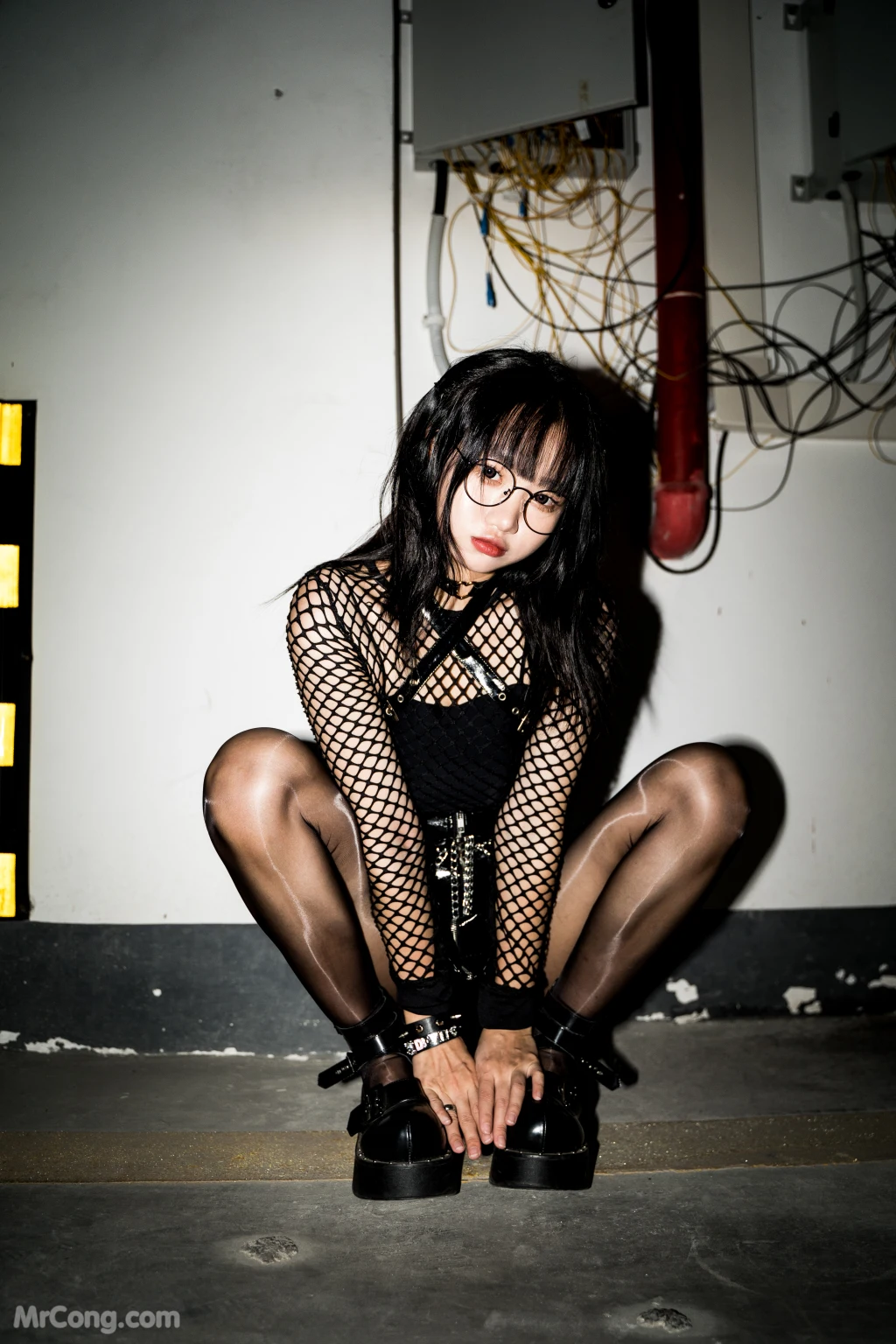 Coser柒柒要乖哦 黑皮裙 17 photos - 15
