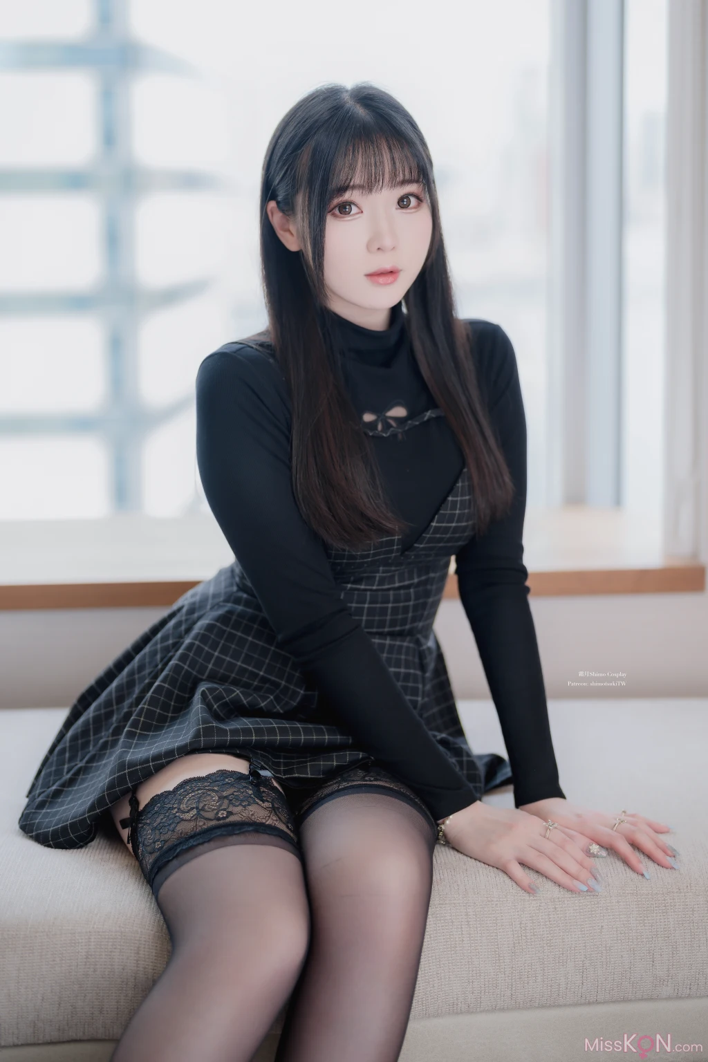 Coser霜月shimo 日本饭店黑私服 30 photos