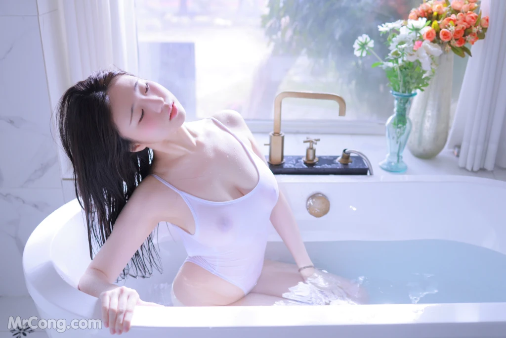 Yeon Woo  Bath Tub 215 photos - 214