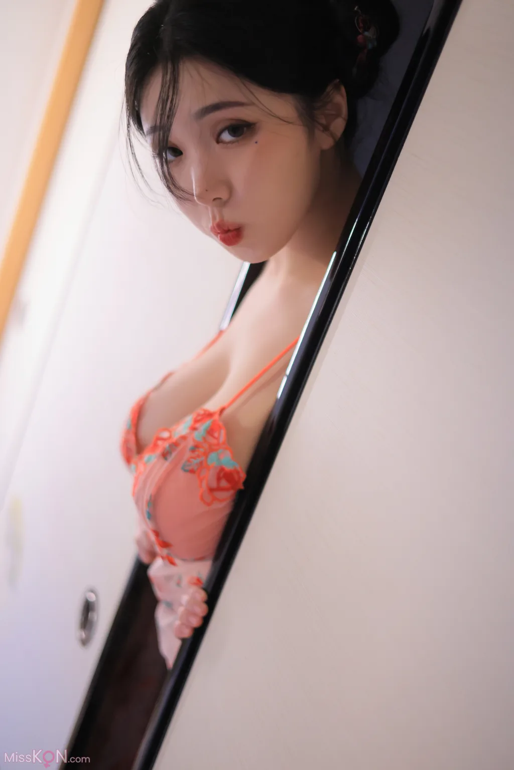 Yeon Woo  Heat 148 photos - 47