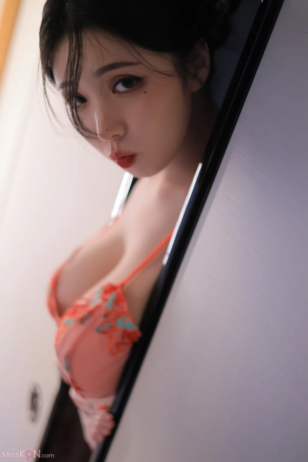 Yeon Woo  Heat 148 photos - 48