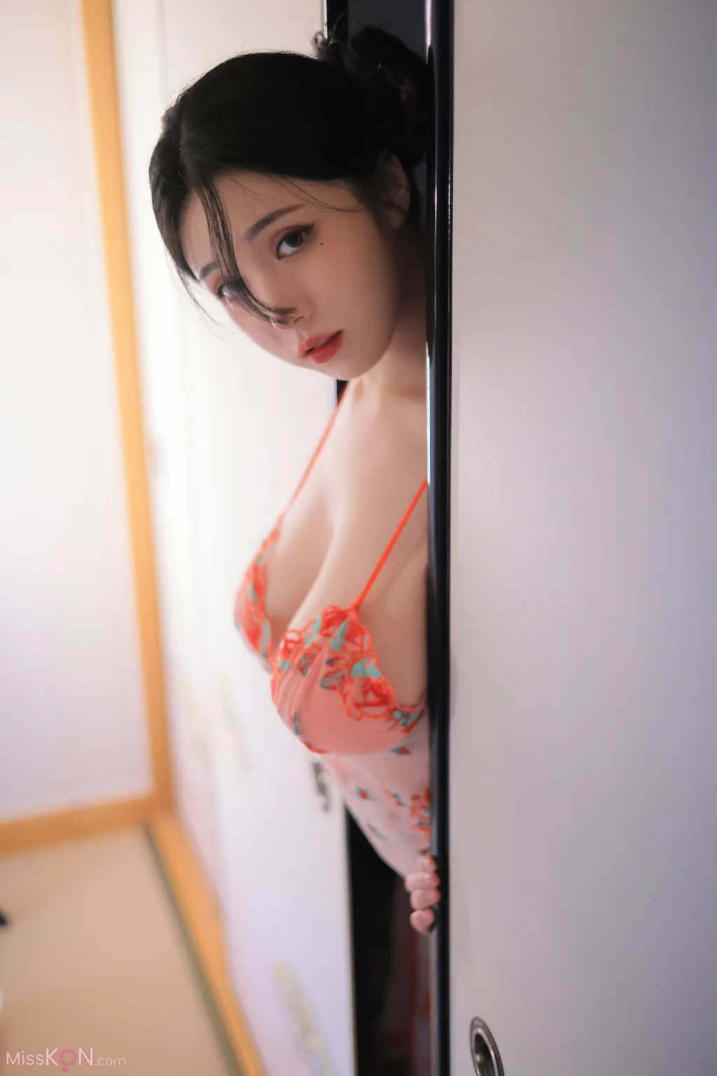 Yeon Woo  Heat 148 photos - 50