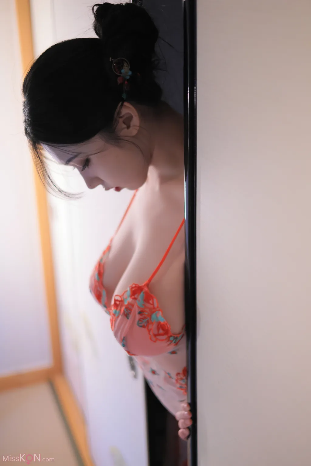 Yeon Woo  Heat 148 photos - 52